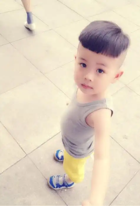 3岁男宝宝剃精神些的发型 调皮帅气男孩短发造型