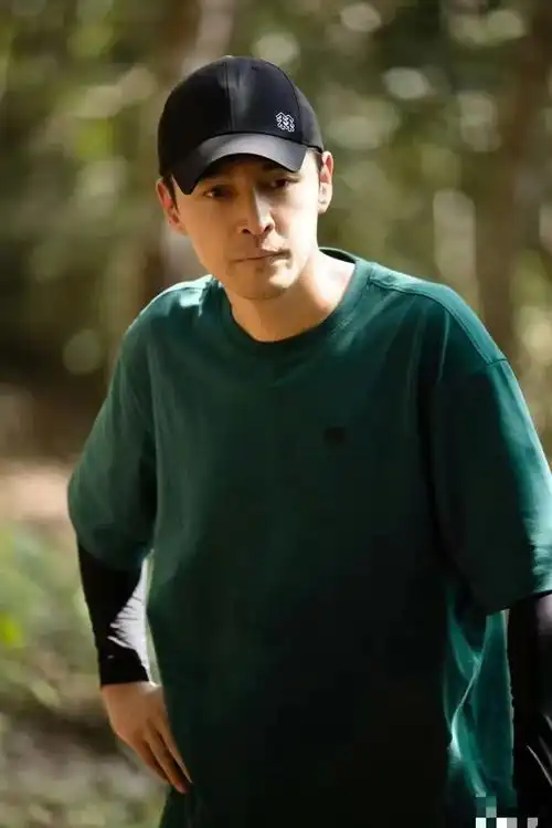 42岁胡歌最新状态,皱纹白发满脸胡茬,网友疑惑怎么突然就老了