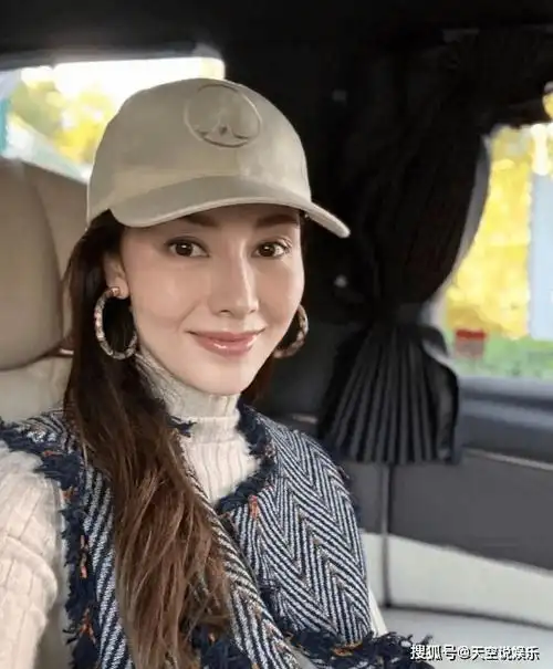 李嘉欣日本逛街被偶遇,54岁仍特别亮眼,网友称本人又|