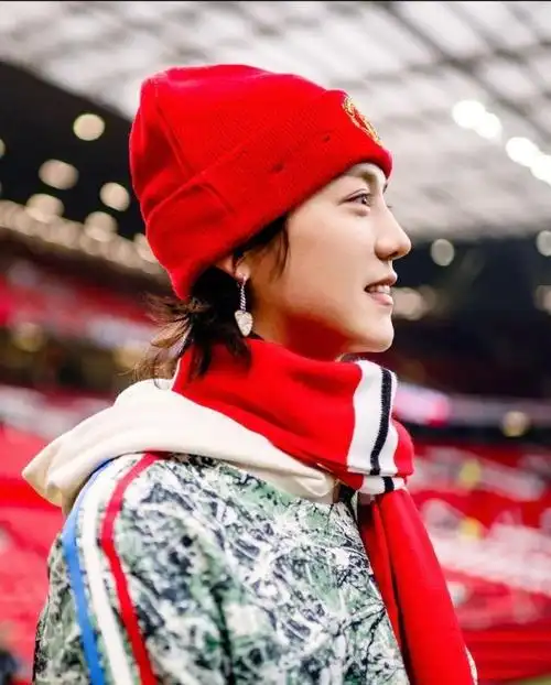 鹿晗骨相##鹿晗时隔五年现场打卡曼联#  鹿晗ins更新