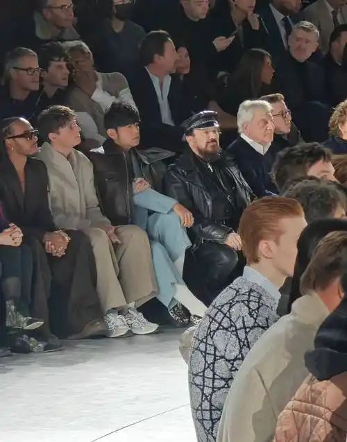 卡的很严,要不批发代言人,要么就是中国区,迪丽热巴也是合作近一年