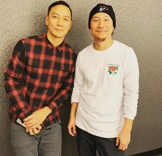 吴彦祖罕见晒与妻子同框秀恩爱,紧搂lisa在怀里,越来越有夫妻相