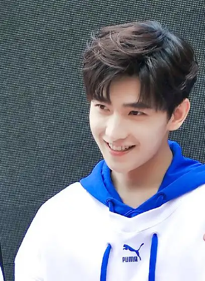 杨洋笑起来的时候,就真的特别的阳光了,让人觉得一下子心情都会变好.