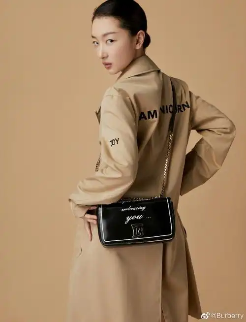 品牌代言人@周冬雨身穿@burberry定制款 trench 风衣,搭配「arthur