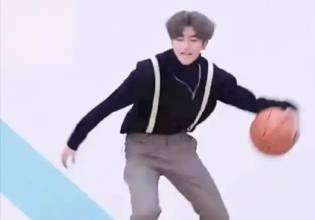 蔡徐坤也塌房曝一夜情让女生堕胎蔡母安排私家侦探跟踪c女子