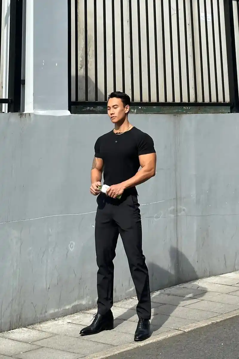 选宽肩窄腰男人.#宽肩窄腰 #双开门身材 - 抖音