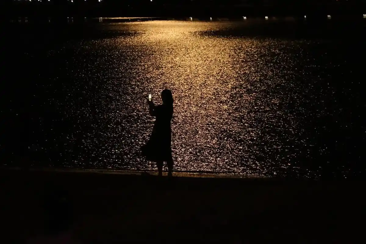 海边 #海边的风 #月亮 #剪影 #摄影 #原图 #原图直 - 抖音