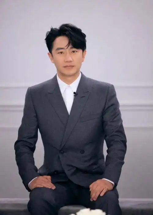 黄轩出席品牌活动 经典廓形西装亮相彰显摩登风采