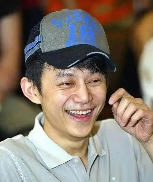 最近,网上曝光了一组何炅的路透生图,引起了许多争议.