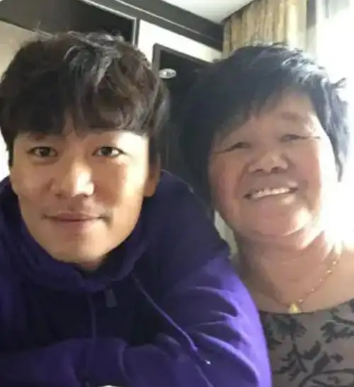 回顾王宝强母亲刘焕,为儿子的婚姻操心,因病离世让王宝强愧疚