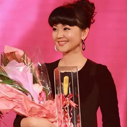 主持人方琼:嫁大8岁副台长,闪婚后生下可爱儿子,活成