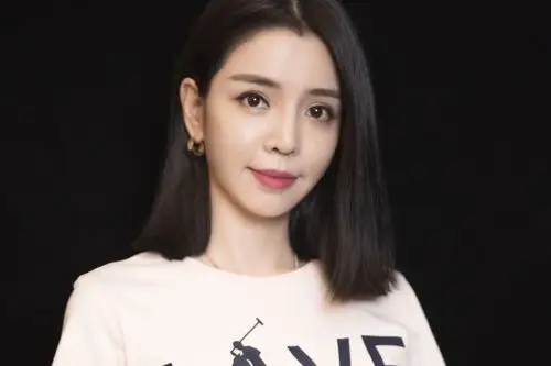 李毓芬穿one piece长裙美翻了   首次短发亮相时尚感开挂