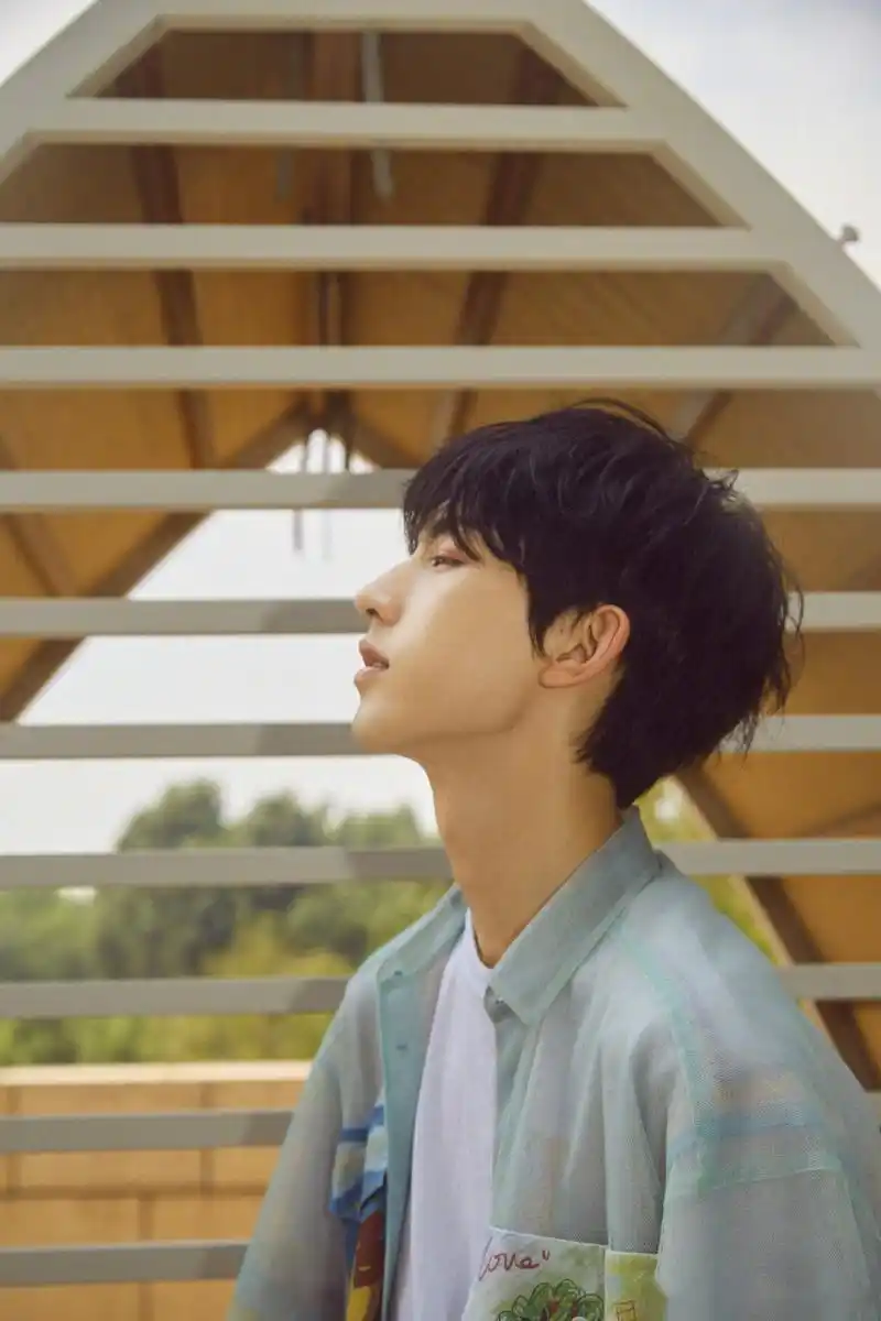 郭俊辰 海街夏日风写真曝光,清新自然尽显少年青春气息,素色穿搭风格