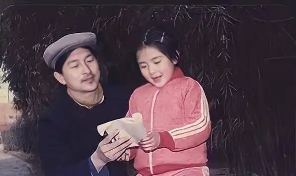 谢娜官方网粉丝群刻意修补了谢娜童年的照片,发话谢娜之后别再发糊图.