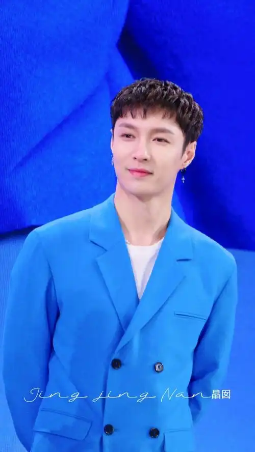 张艺兴蓝色西装套装造型##张艺兴代言蒙牛纯甄##张艺兴晒手绘剧透