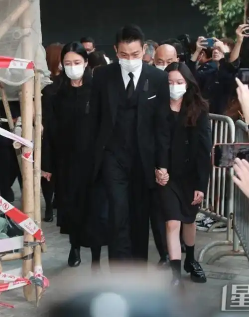 刘德华老婆时隔一年罕露面朱丽倩与11岁女儿今日现身公公丧礼