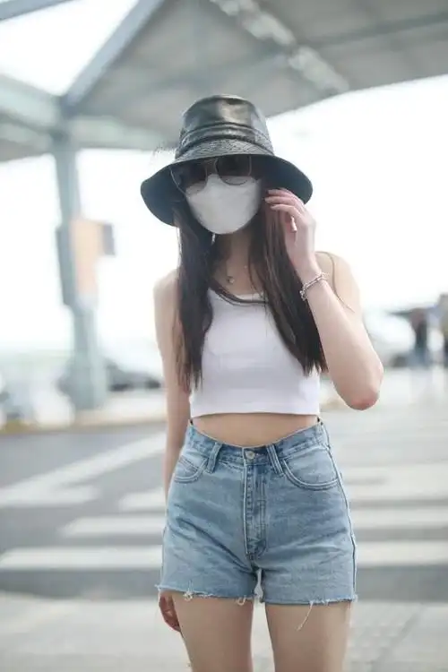 张天爱已经进入夏天穿白色露脐装搭牛仔短裤还是瘦一点更美