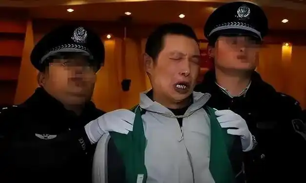 2013年青岛黑老大聂磊被执行死刑,被抬进死刑车时,他满脸惊恐