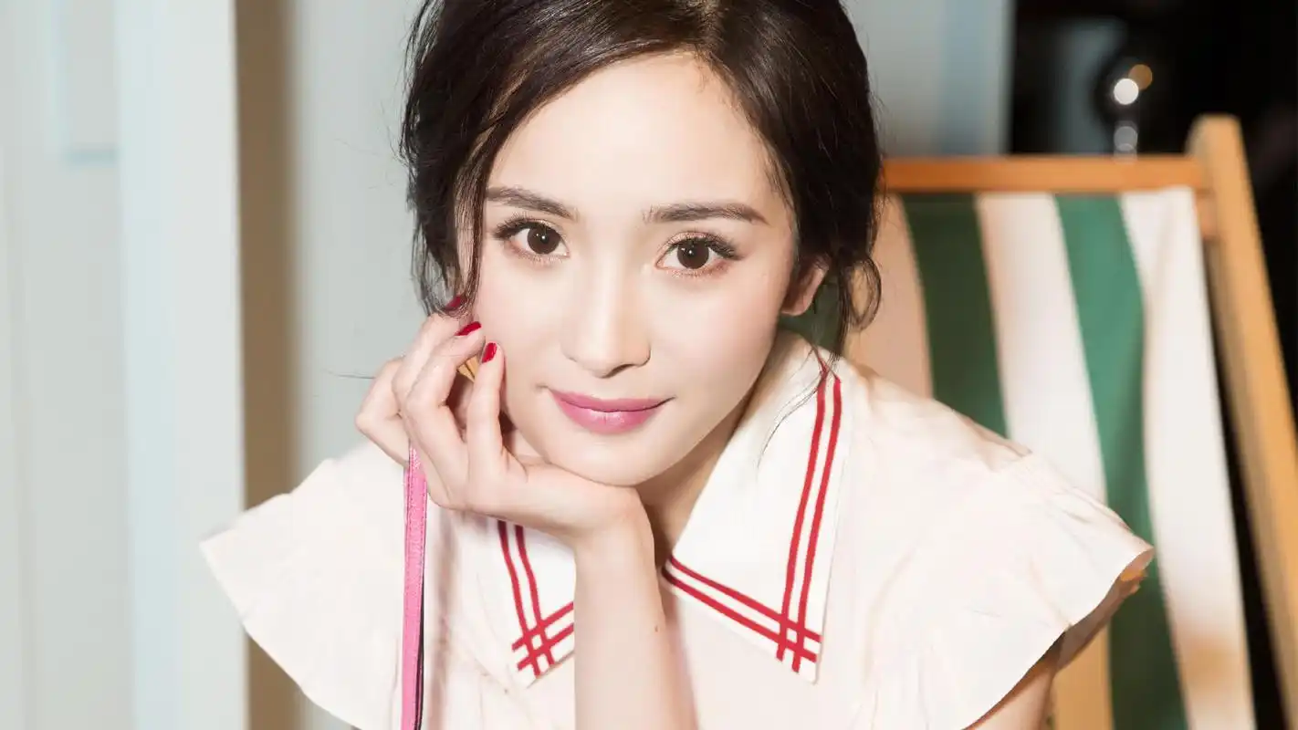 真服了杨幂日本樱花树下封面杂志才预售,杨幂粉丝就快把它买光了