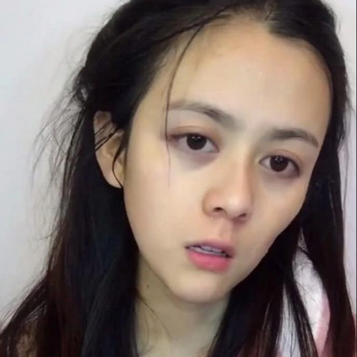 美女仿妆迪丽热巴,细节神还原,卸妆后素颜引来网友热议!