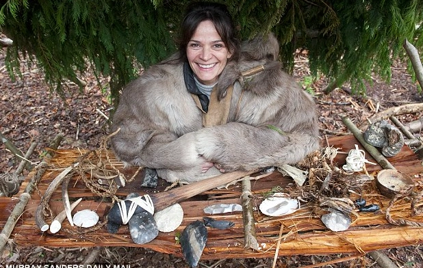 重返石器时代美女营地中体验原始生活
