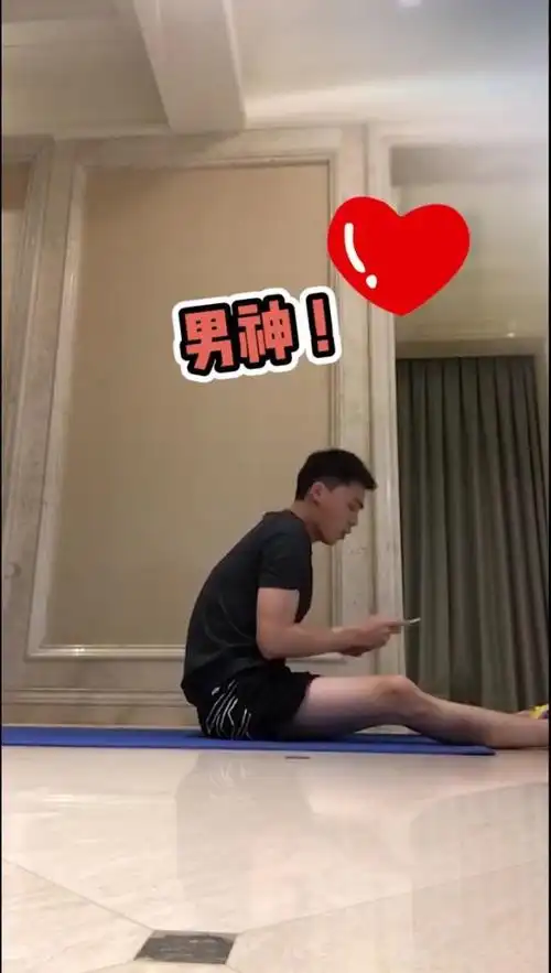 太撩了!李易峰宅家花式健身,肌肉线条完美荷尔蒙爆棚