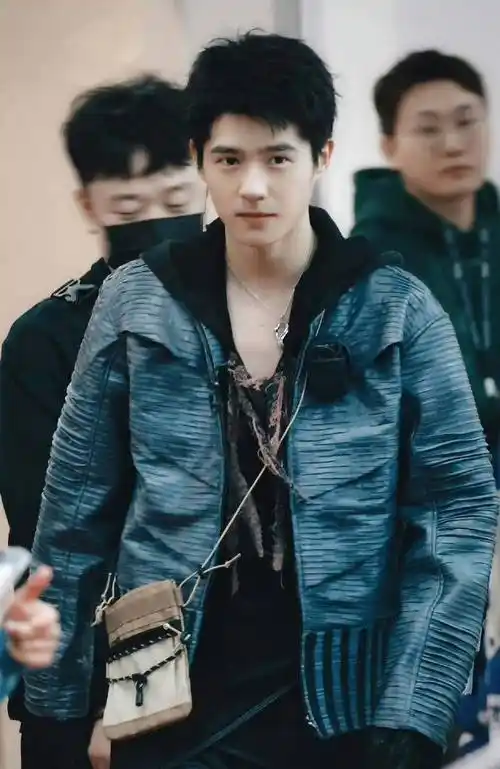 刘昊然状态回春,颜值重回十八岁!_余淮_青春_唐人街