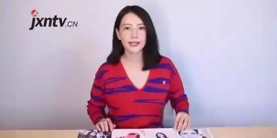 高圆圆产后上镜略有变化玫红色上衣很显白清纯气质没有变