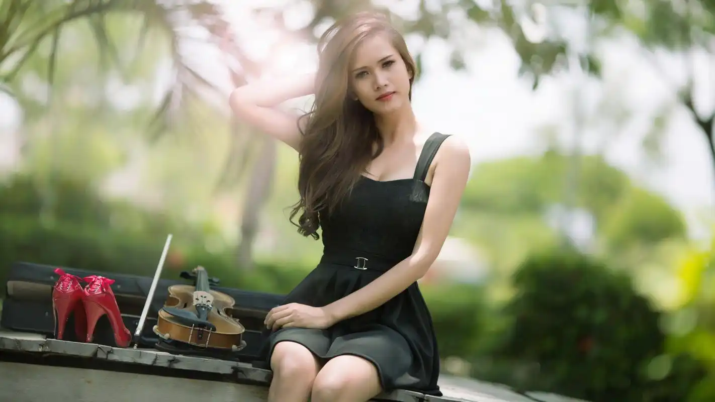 狂野奔放的性感美女超清图片桌面壁纸