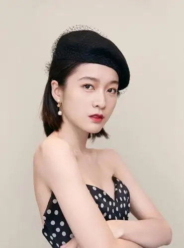 张雪迎换新发型剪成短发戴贝雷帽时髦显气质穿波点裙俏皮甜美