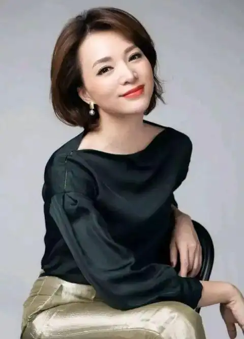 央视主持人董卿近照曝光 身穿香槟色衬衫知性优雅