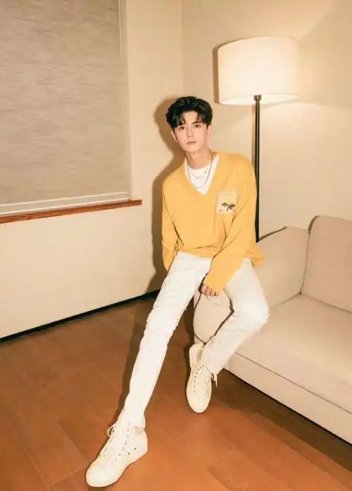 任嘉伦穿黄色针织衫好显白搭配白色休闲裤阳光可爱又帅气