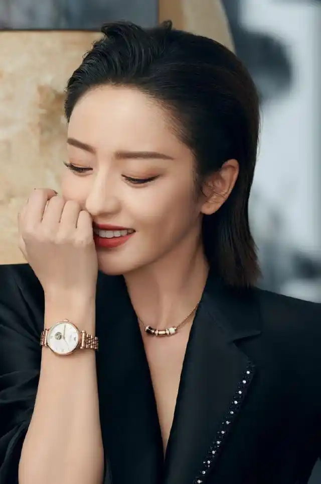 佟丽娅短发酷美气质时尚写真