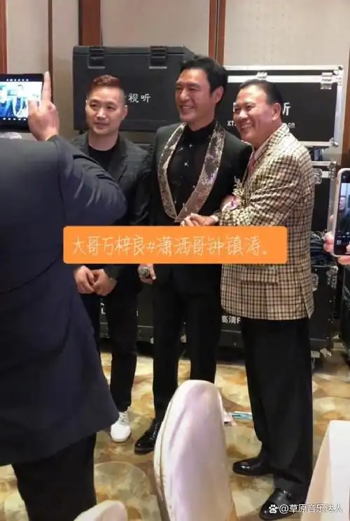 65岁万梓良罕见碰到钟镇涛与任达华一身西装革履过分热情