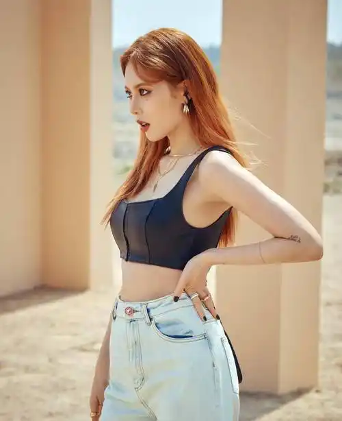 原创金泫雅终于胖了染棕发穿小一号上衣美回巅峰期双腿却依旧纤细