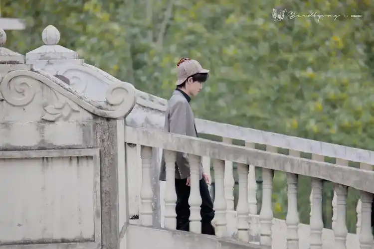 给大家推荐一些宋亚轩适合当壁纸的图片