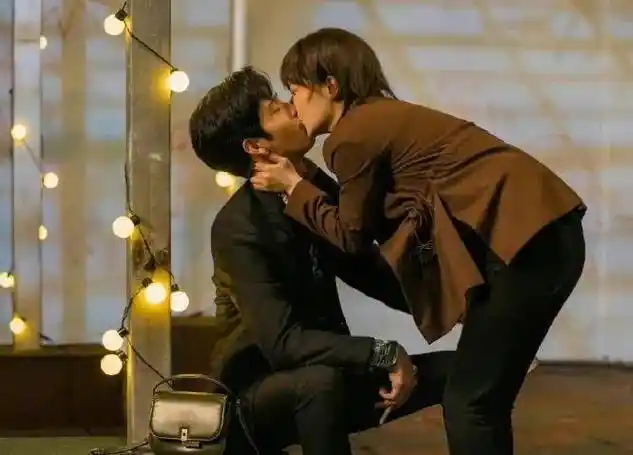 原创杨紫和井柏然视频毫不避讳谈吻戏片段这是那个文静的杨紫吗