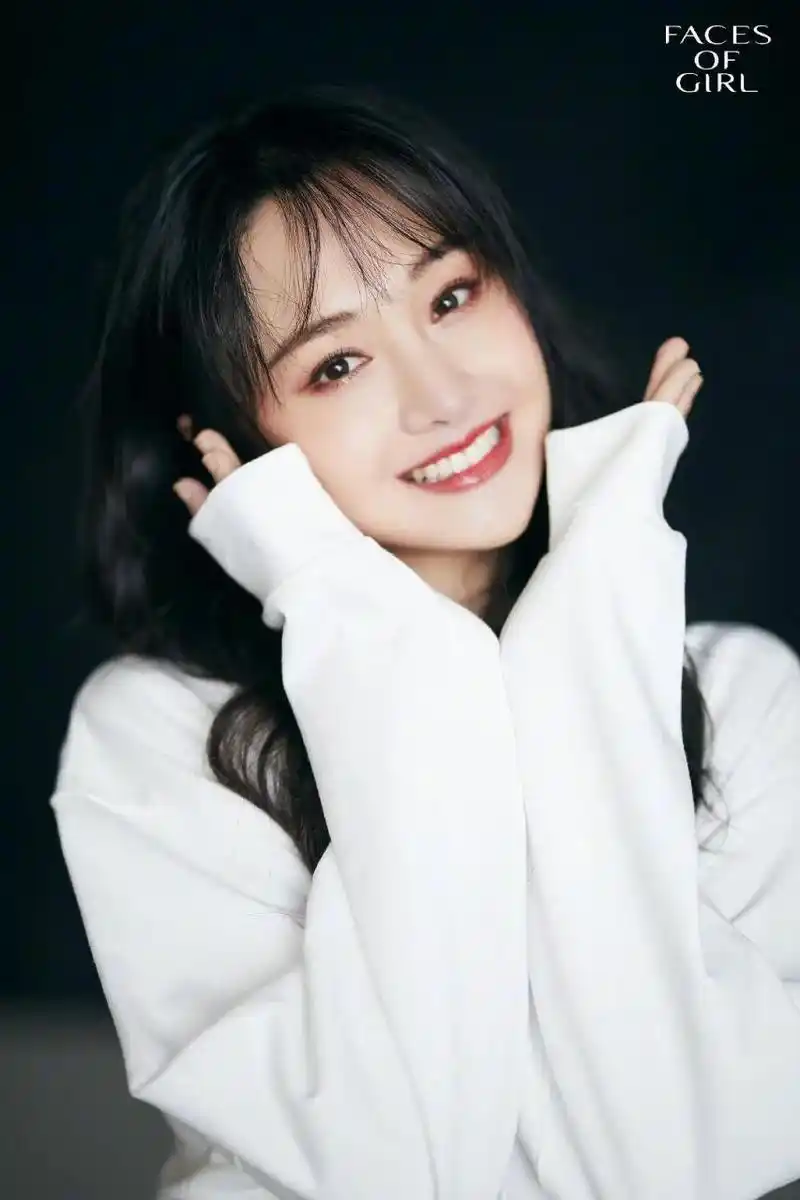 身穿白色卫衣的绝世甜美小仙女,鬼马机灵,元气满满,状态真的好,小爽太