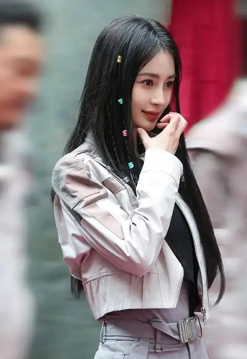 跟随时尚女神angelababy,get清新可爱的麻花辫披发造型