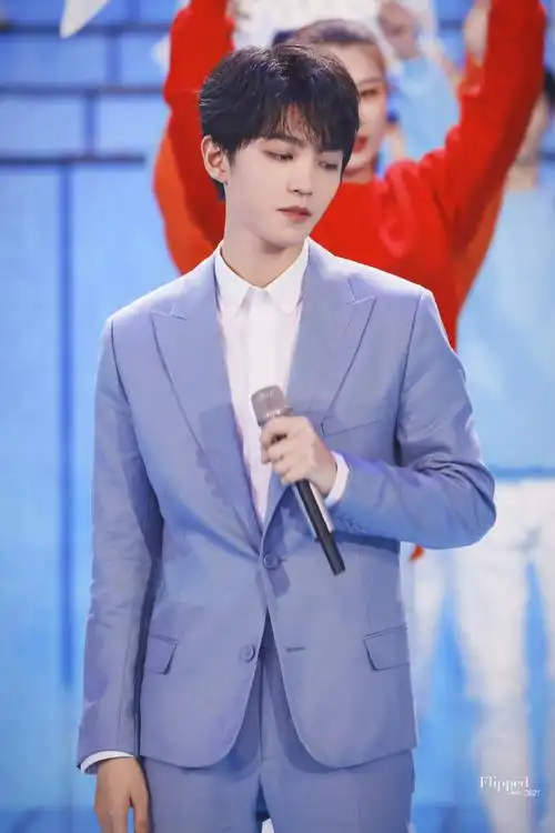 央视五四晚会节目单出炉#王俊凯央视五四晚会舞台饭拍一身蓝色西装