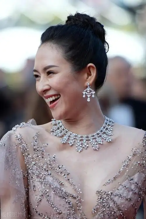 章子怡现身机场,光彩照人!懒理汪峰恋情,被耽误几年,真是够了