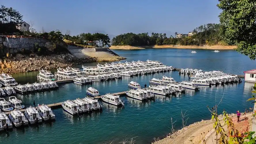 老片新修,淳安市--千岛湖一处游船码头,以及与大湖连接的出口.