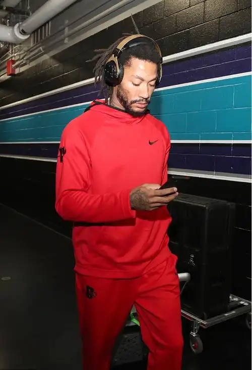 今日潮男:罗斯库兹马大红套装,森林狼偏爱撞色条纹?