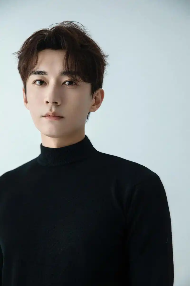 刘学义刘学义反季节穿搭,不知道是不是以前的存货.但是颜值还 - 兑趑