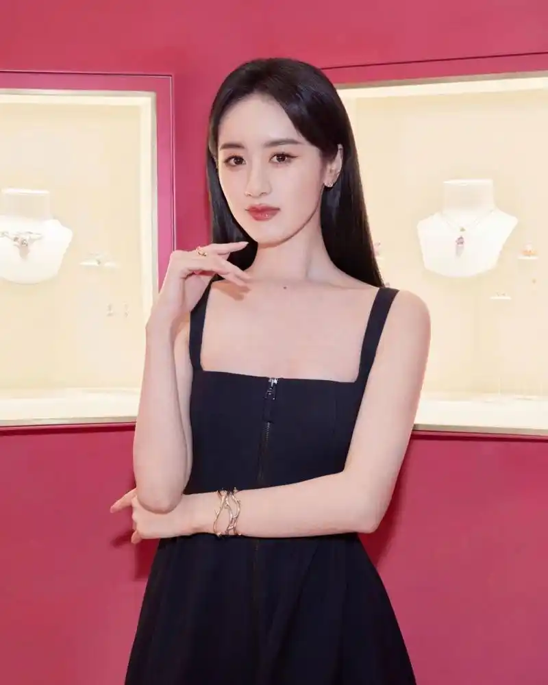 袁冰妍# 一袭黑色吊带长裙,清纯甜美的容颜,白皙细嫩的肩颈线,性感