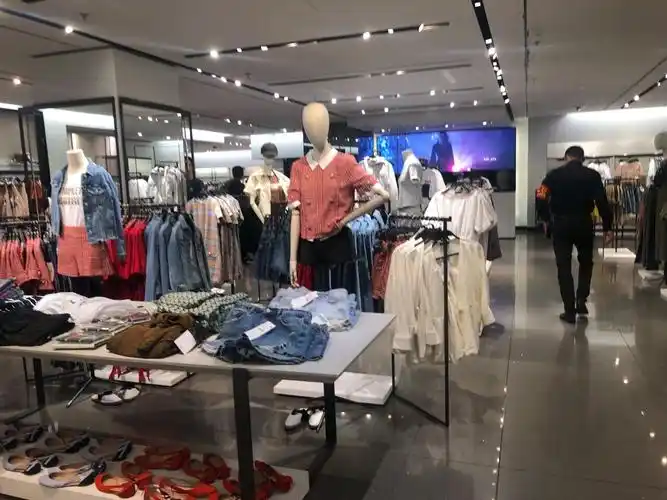 西单大悦城店)购物,zara是1975年设立于西班牙的公司,既是服装品牌