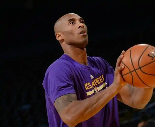 原创科比是什么时候走下神坛2013年遭遇跟腱断裂巅峰期就结束了