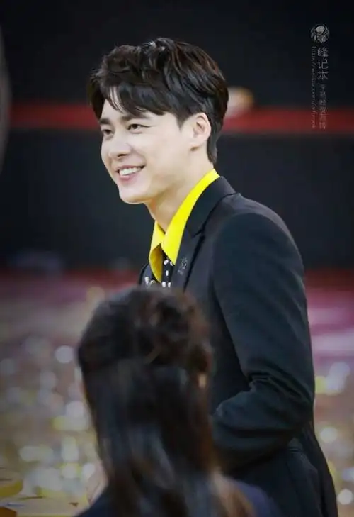 李易峰笑容甜甜的,我羡慕每一个能接近他的人那是我一辈子的梦