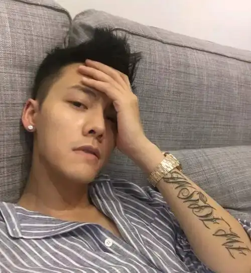 陈伟霆就对纹身上瘾,曾直言,"经常跟自己说要控制一下,演员不要有太多