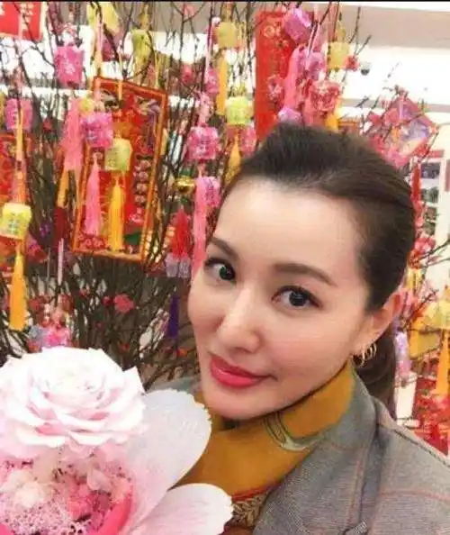 那些爆红却退出娱乐圈的女演员,有人看淡名利,有人迫不得已_黄纪莹_林